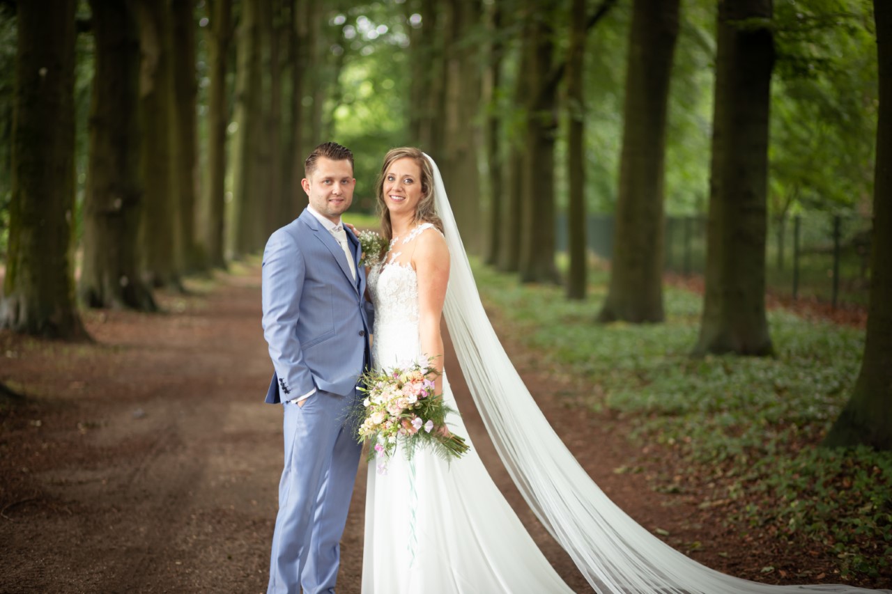 nicole in trouwjurk met haar man